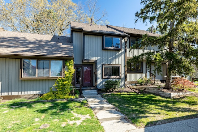 568 Foxboro Sq Unit 59, Brighton, MI 48116 - traditional-style home featuring a shingled roof and a front yard