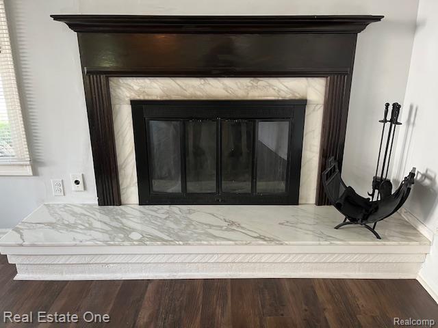 1797 Golf Ridge Dr, Bloomfield Hills, MI 48302 - detailed view of a fireplace and wood finished floors