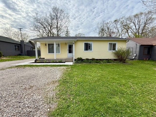 view of front of property with a front lawn