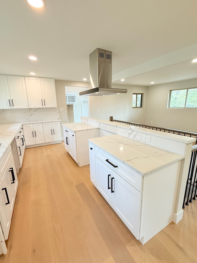 kitchen with light wood-style floors, recessed lighting, a spacious island, and island exhaust hood