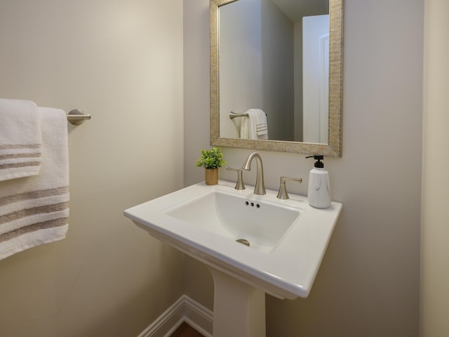 bathroom featuring a sink