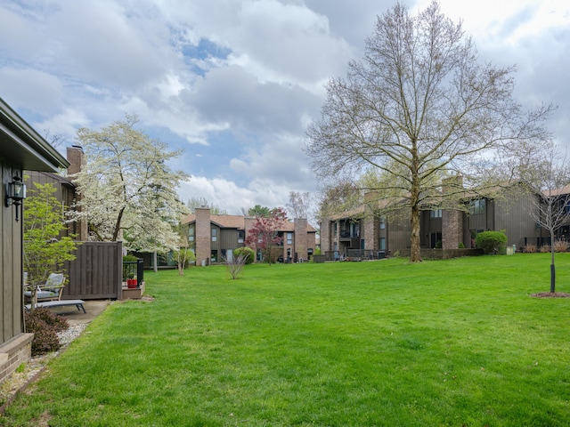 view of yard with a residential view