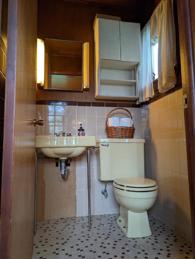 2326 Southampton Ave, Grand Blanc, MI 48507 - bathroom with tile walls, toilet, and a sink
