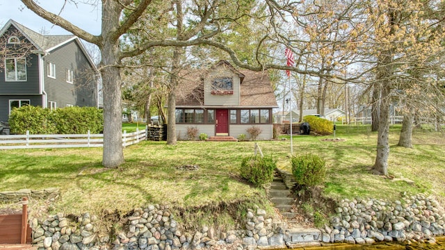 8577 Glenwood Ct, Jackson, MI 49201 - view of front facade with fence, a front yard, and entry steps