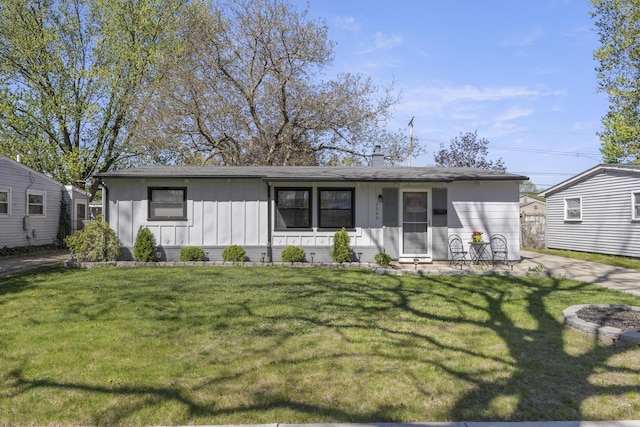1560 S Carlson St, Westland, MI 48186 - view of front of house featuring board and batten siding and a front yard