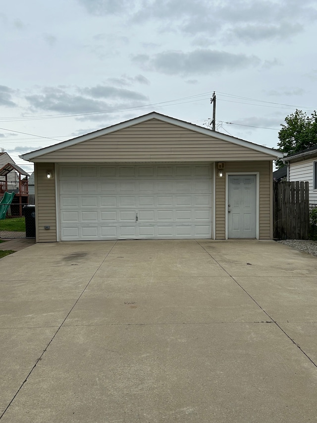 2528 Corbin St, Melvindale, MI 48122 - detached garage with fence