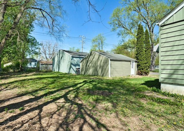 view of yard featuring an outdoor structure and a storage shed