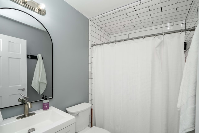 full bath featuring toilet, a shower with curtain, and vanity