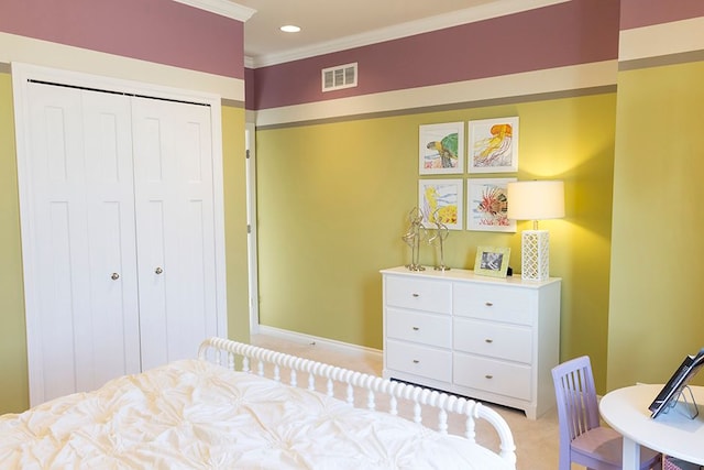 bedroom featuring visible vents, crown molding, a closet, light carpet, and recessed lighting