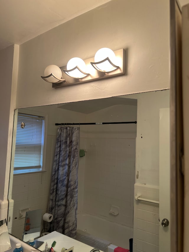 15758 Hubbell St, Detroit, MI 48227 - full bathroom featuring shower / bath combination with curtain