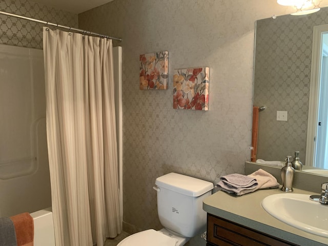 full bathroom featuring vanity, shower / bath combo with shower curtain, toilet, and wallpapered walls
