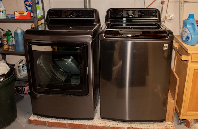 laundry room featuring laundry area and washing machine and dryer