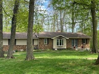 ranch-style home featuring a front lawn
