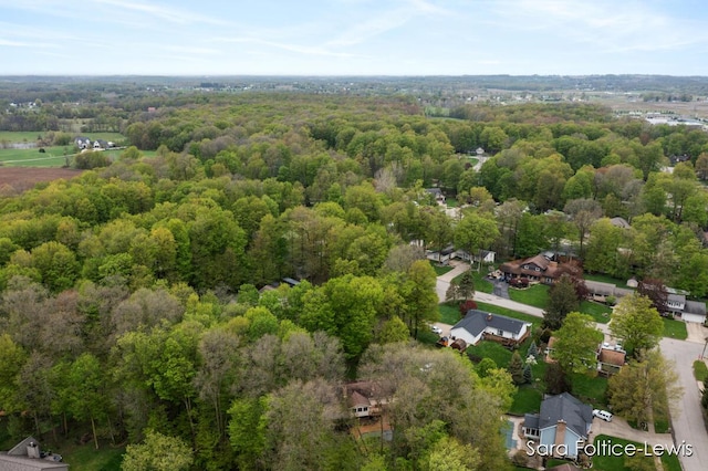 birds eye view of property featuring a forest view