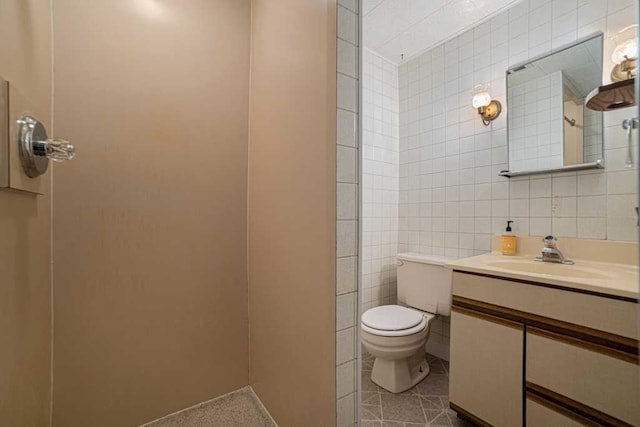 410 Orchard Ct, Saint Louis, MI 48880 - full bath with toilet, tile walls, a tile shower, and vanity