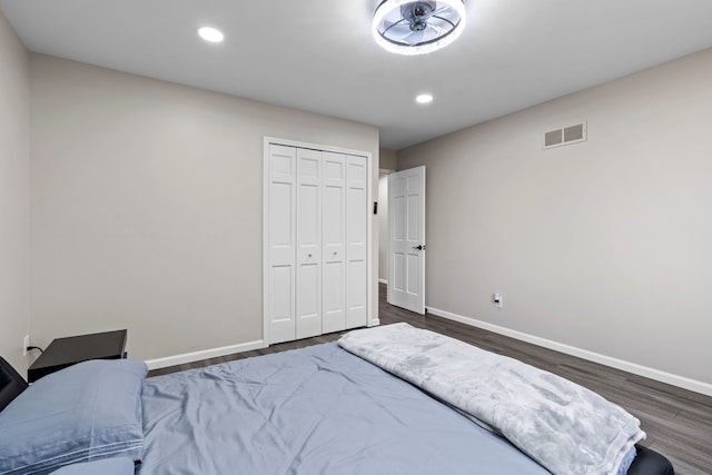 5615 Woodmire Dr, Macomb, MI 48316 - bedroom featuring visible vents, recessed lighting, baseboards, and dark wood-style floors