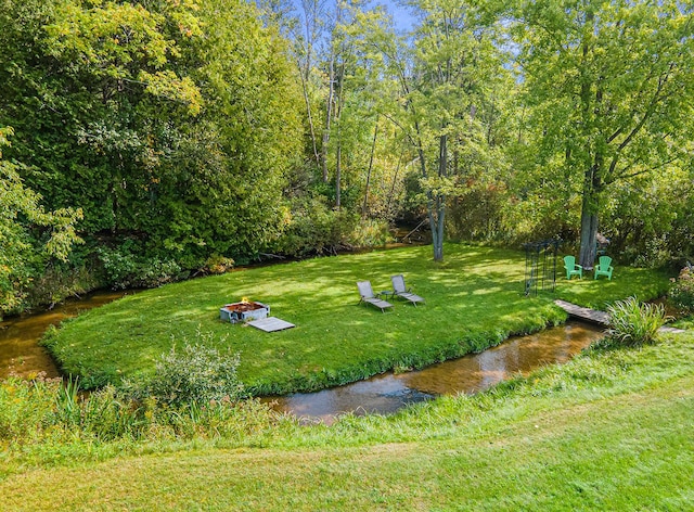 view of yard featuring an outdoor fire pit