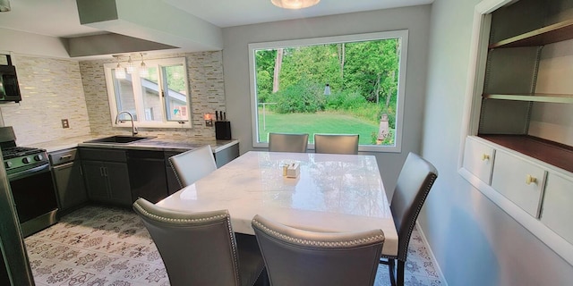 dining space featuring baseboards and light tile patterned flooring