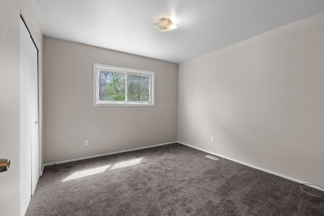 289 Nebraska Ave, Pontiac, MI 48341 - unfurnished bedroom with carpet floors, baseboards, visible vents, and a closet