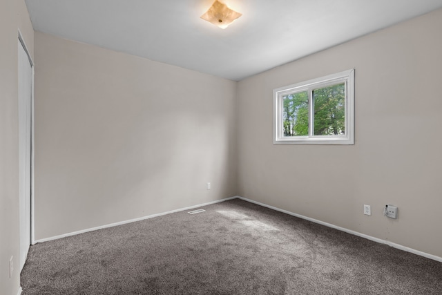 289 Nebraska Ave, Pontiac, MI 48341 - spare room featuring baseboards, carpet, and visible vents