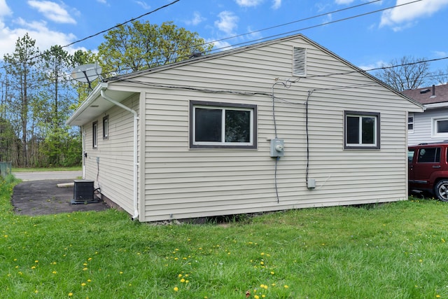 289 Nebraska Ave, Pontiac, MI 48341 - view of side of property featuring a yard