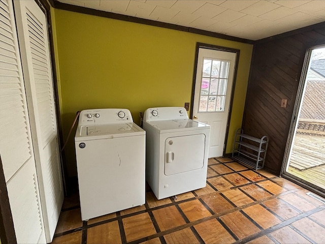 washroom with independent washer and dryer, laundry area, visible vents, and a wealth of natural light