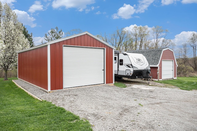 view of outbuilding with an outdoor structure and gravel driveway