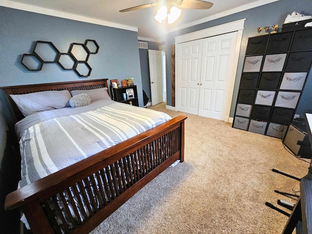 bedroom with carpet floors, a ceiling fan, visible vents, and a closet