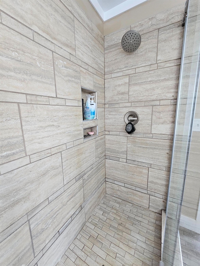 bathroom featuring a tile shower