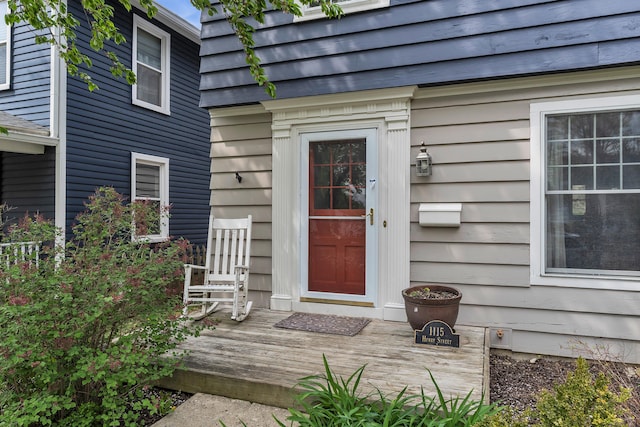 property entrance featuring a deck