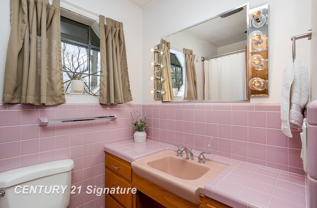 full bathroom with vanity, a shower with curtain, and toilet