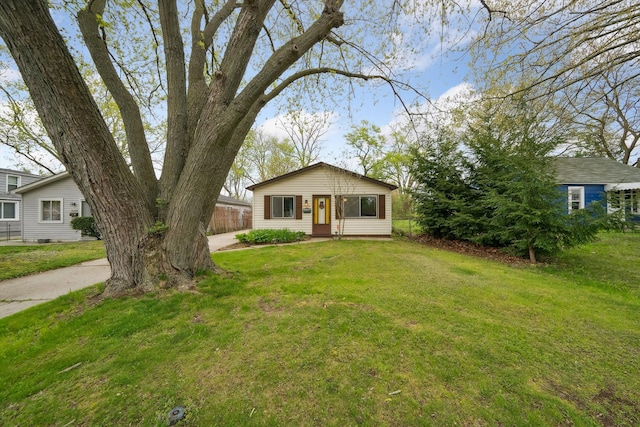 view of front of property featuring fence and a front lawn