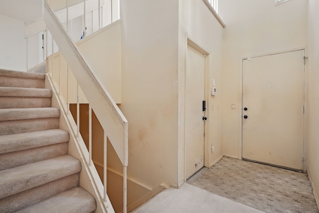 25030 Sherwood Cir, Southfield, MI 48075 - carpeted foyer entrance featuring stairs and a towering ceiling