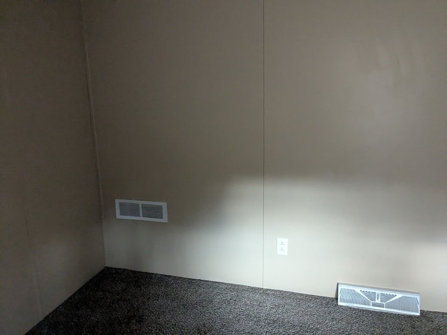 unfurnished room with carpet flooring and visible vents
