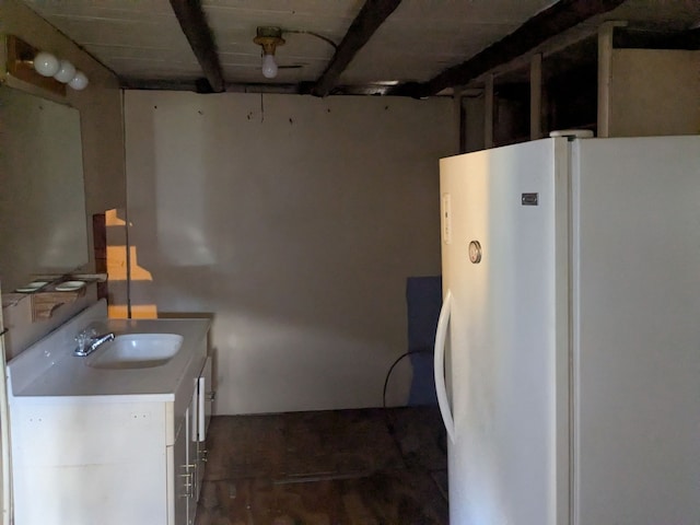 bathroom featuring a sink
