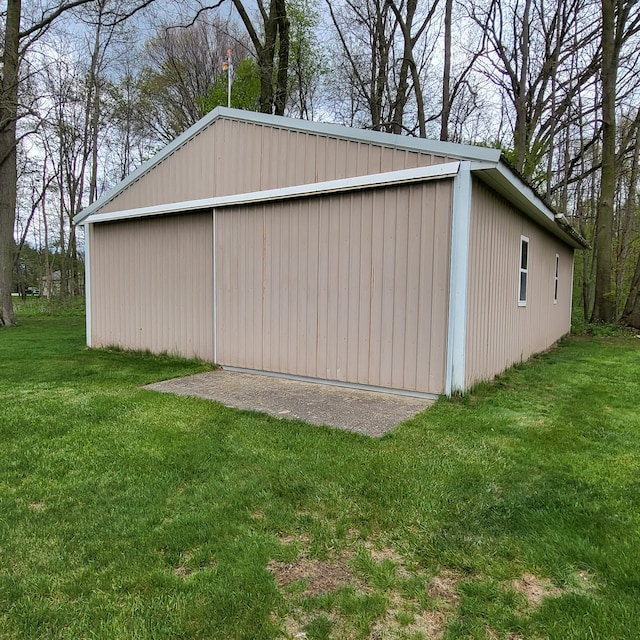 view of pole building with a lawn