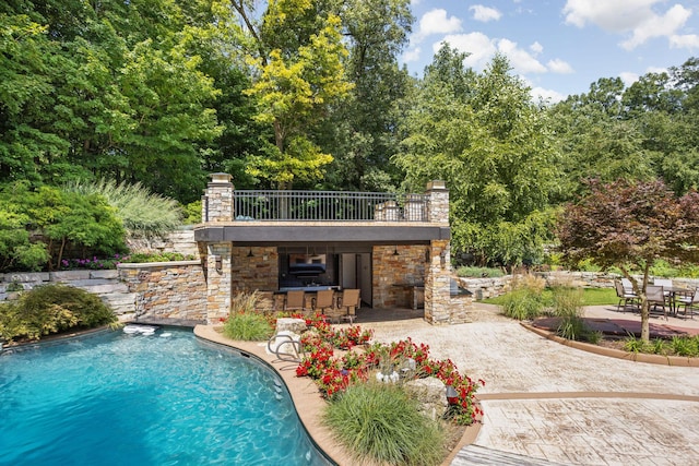 10463 W H Ave, Kalamazoo, MI 49009 - pool with outdoor dry bar, outdoor dining area, and a patio area