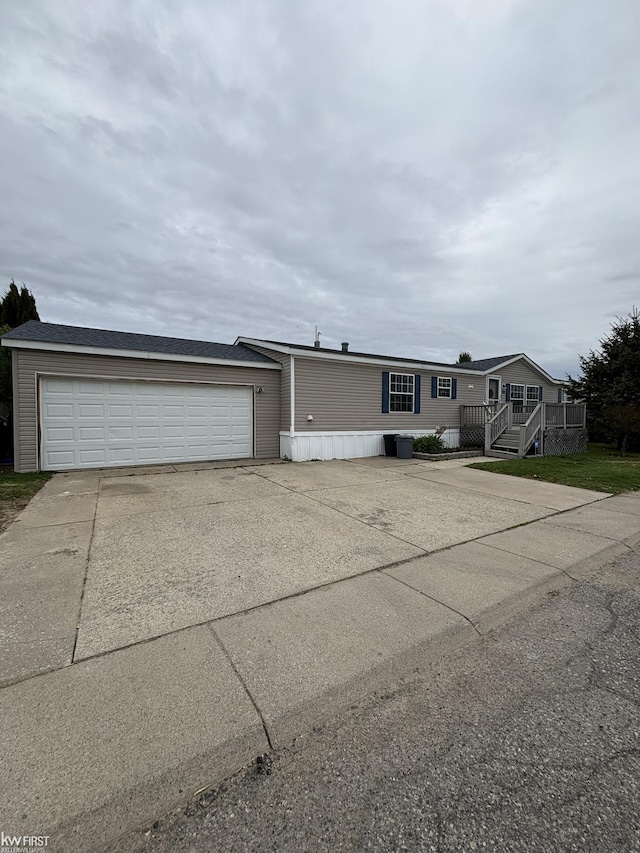 manufactured / mobile home featuring driveway