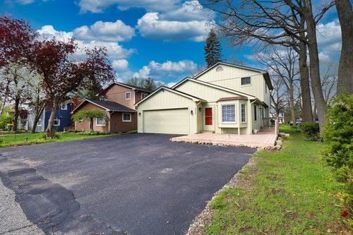 view of front of property featuring an attached garage and driveway