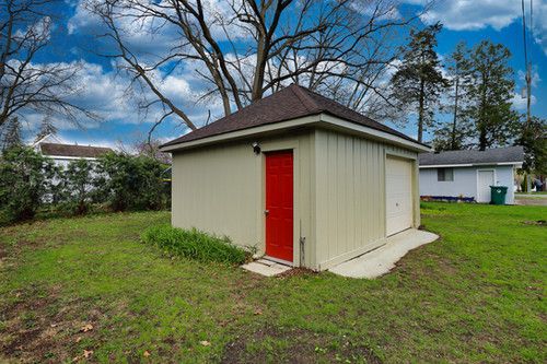 view of outdoor structure featuring an outdoor structure