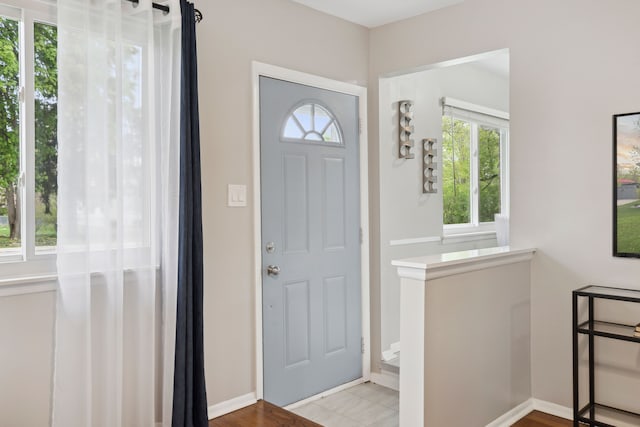 foyer entrance featuring baseboards