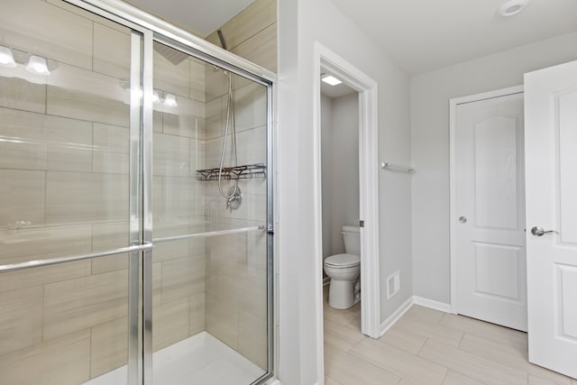 4867 Glenora Dr, Lake Orion, MI 48359 - full bath featuring a shower stall, toilet, and baseboards