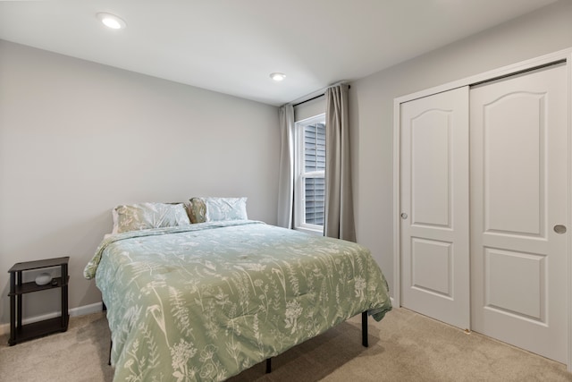 4867 Glenora Dr, Lake Orion, MI 48359 - bedroom featuring light colored carpet, a closet, and recessed lighting