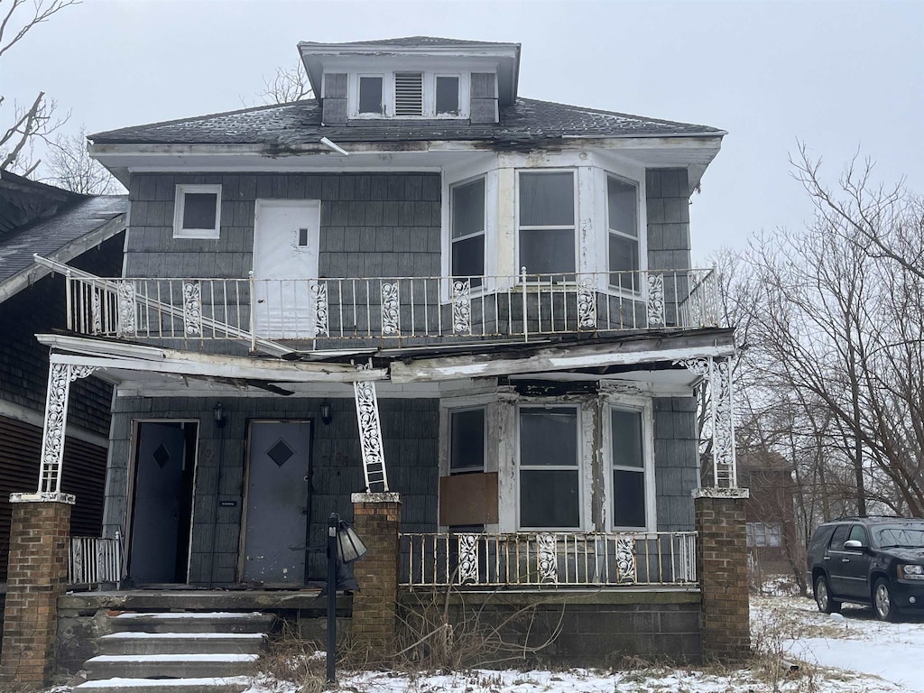 131 Brighton St, Highland Park, MI 48203 - view of front of property featuring a porch, a shingled roof, and a balcony
