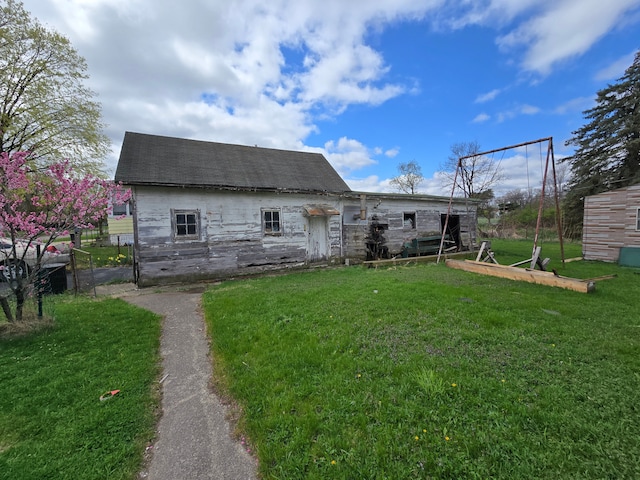 1315 Mitchell St, Jackson, MI 49203 - rear view of house with fence and a yard