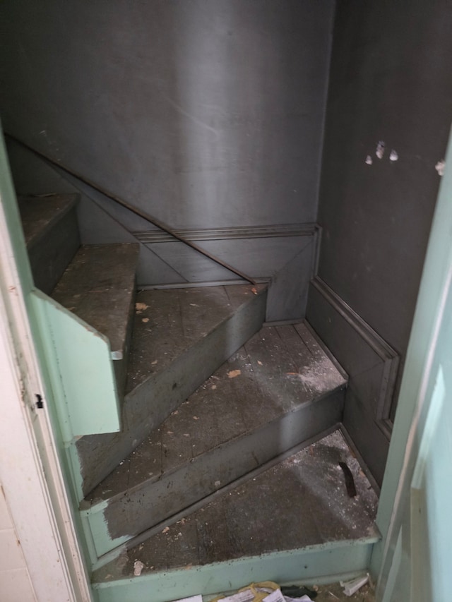 1315 Mitchell St, Jackson, MI 49203 - view of staircase