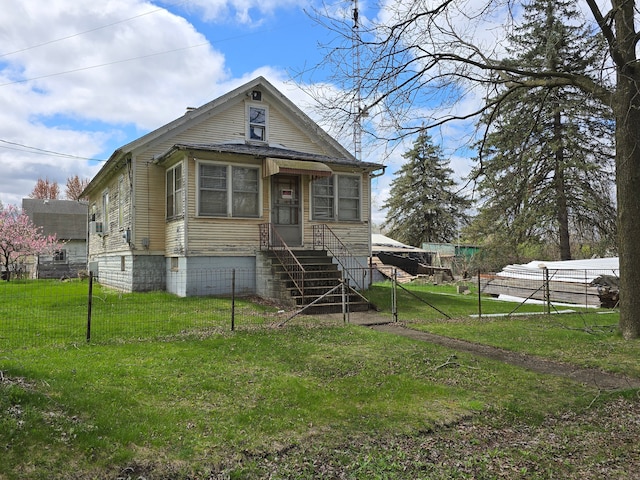 1315 Mitchell St, Jackson, MI 49203 - view of front of home featuring fence and a front lawn