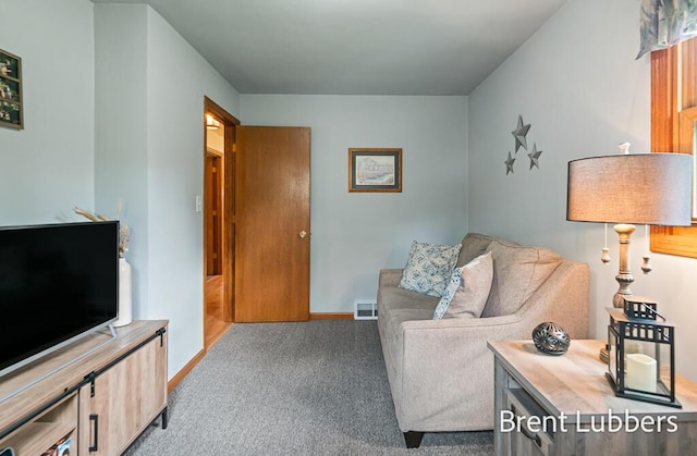 living area with visible vents, carpet flooring, and baseboards