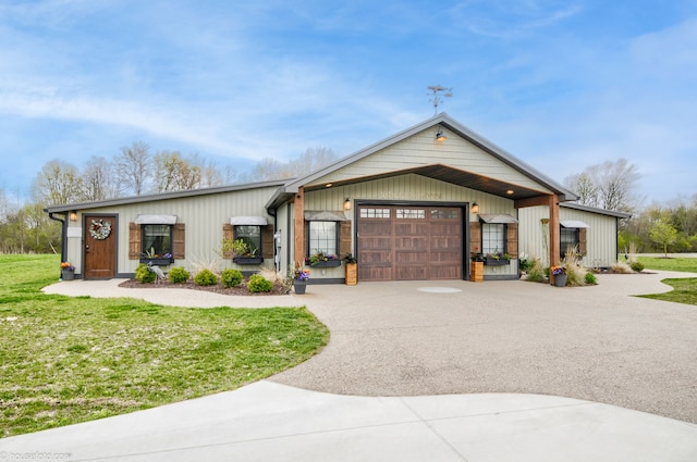 view of front of property featuring driveway, a garage, and a front yard