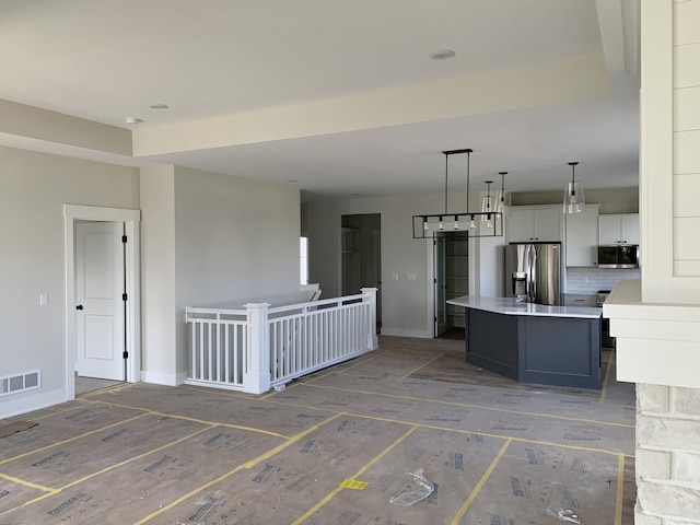 kitchen featuring visible vents, light countertops, baseboards, light wood finished floors, and stainless steel appliances